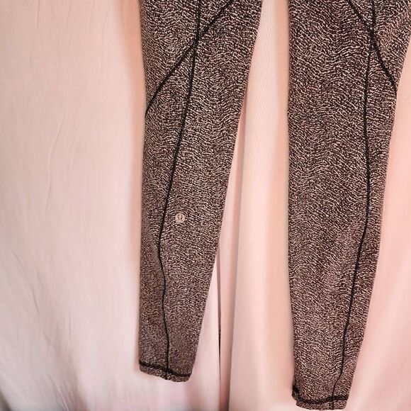 Lululemon Run It Out Tight Power Luxtreme Ripple Jacquard Black White Size 4 D7 - Picture 11 of 15
